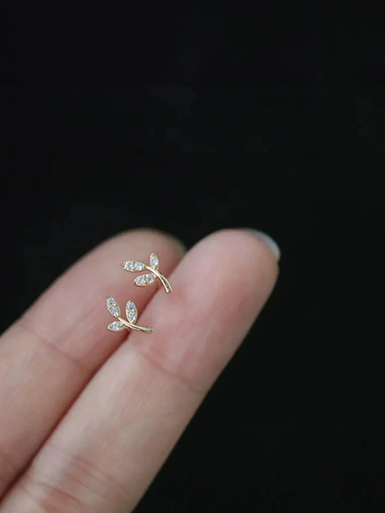 Carina – Gold earrings with a delicate shine.