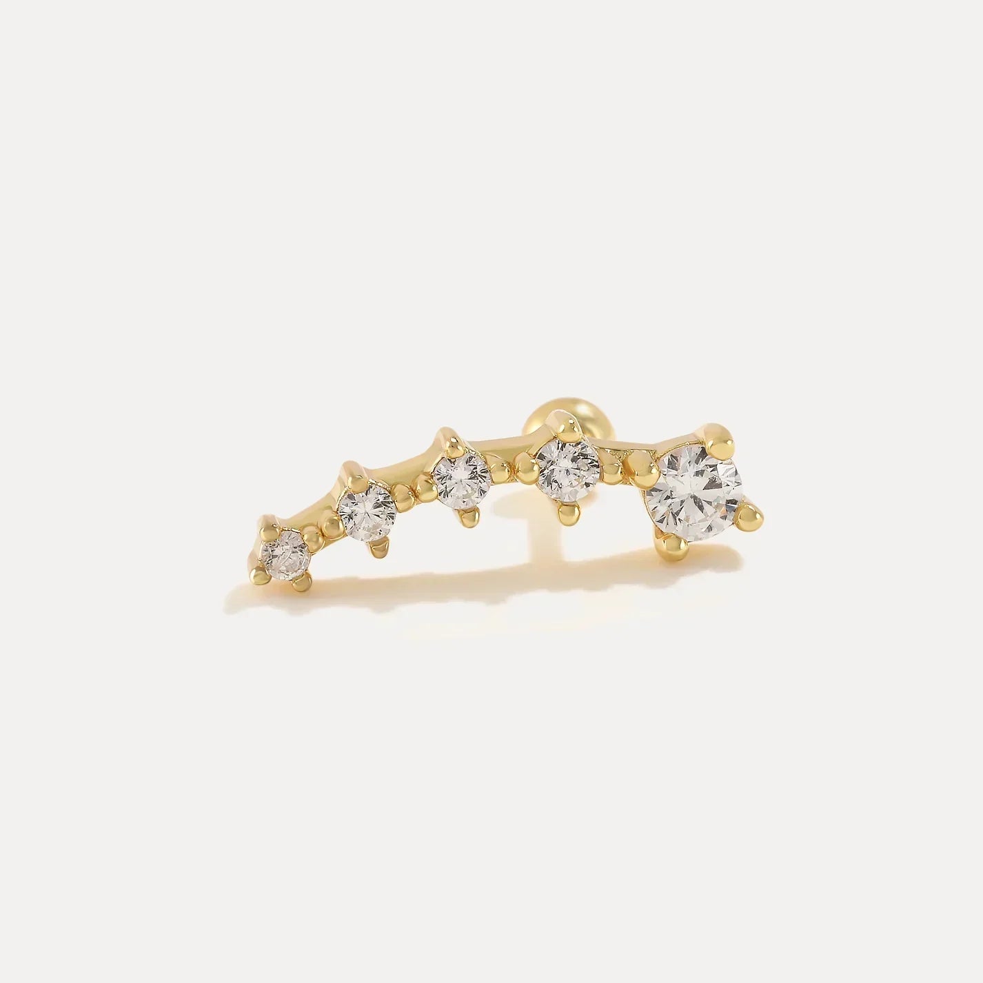 Carina – Gold earrings with a delicate shine.