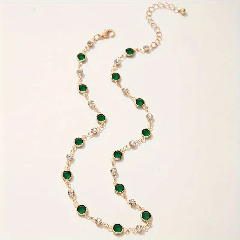 Annalena – Emerald necklace with gold details.