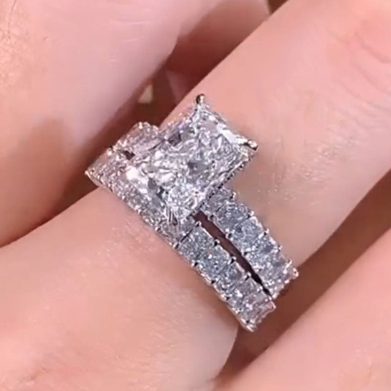 Kateřina – Diamond ring with distinctive baguette cut.