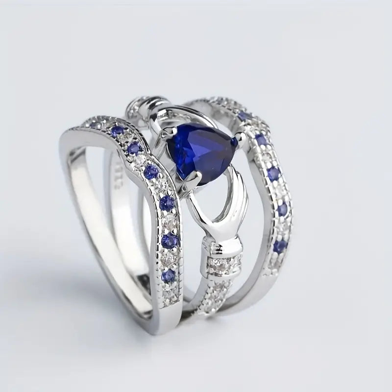 Joanna – Silver ring with engraved sapphire motif.