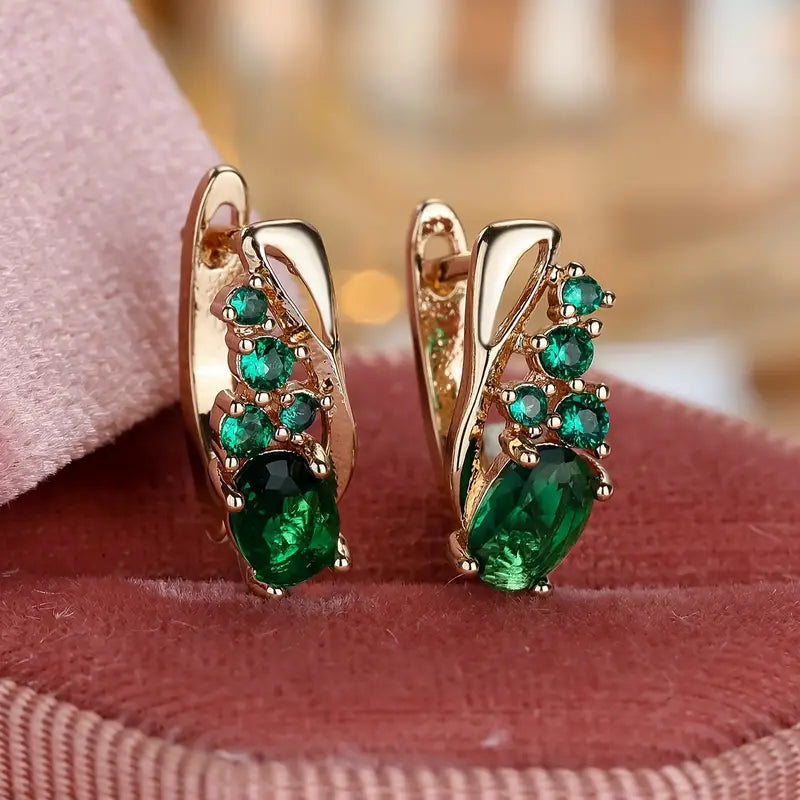 Nora – Gold earrings with emerald accents.