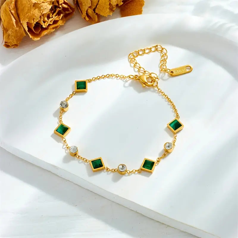 Tereza – Delicate gold bracelet with emerald details.
