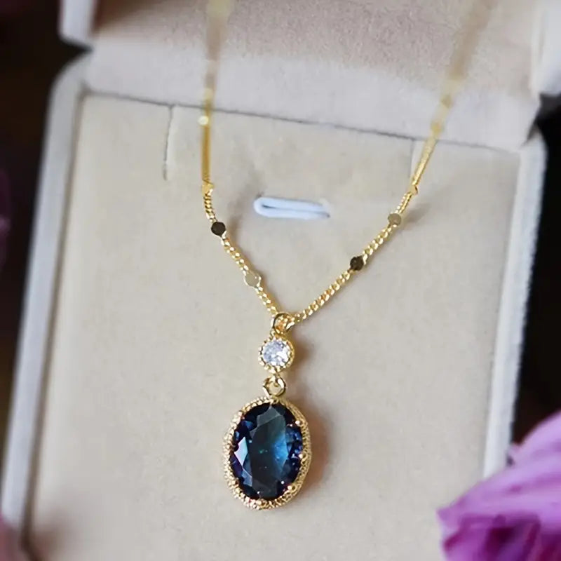 Marisa – Gold pendant with sapphire stone.