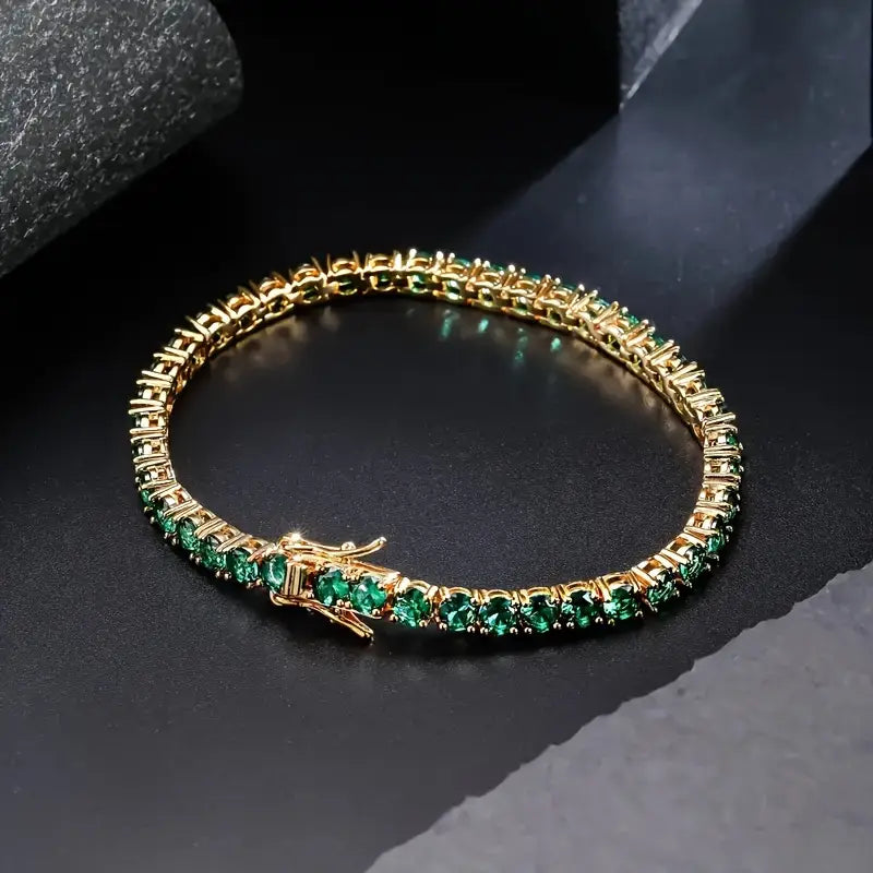 Beáta – Gold-plated bracelet with a distinctive emerald hue.