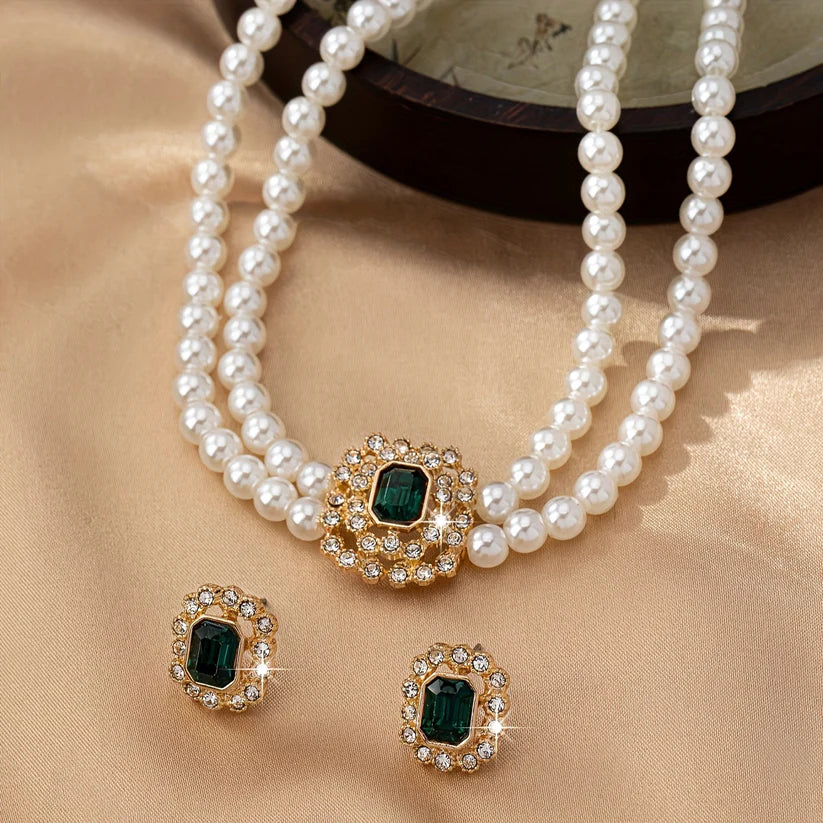 Elvira - Pearl necklace with emerald elements.