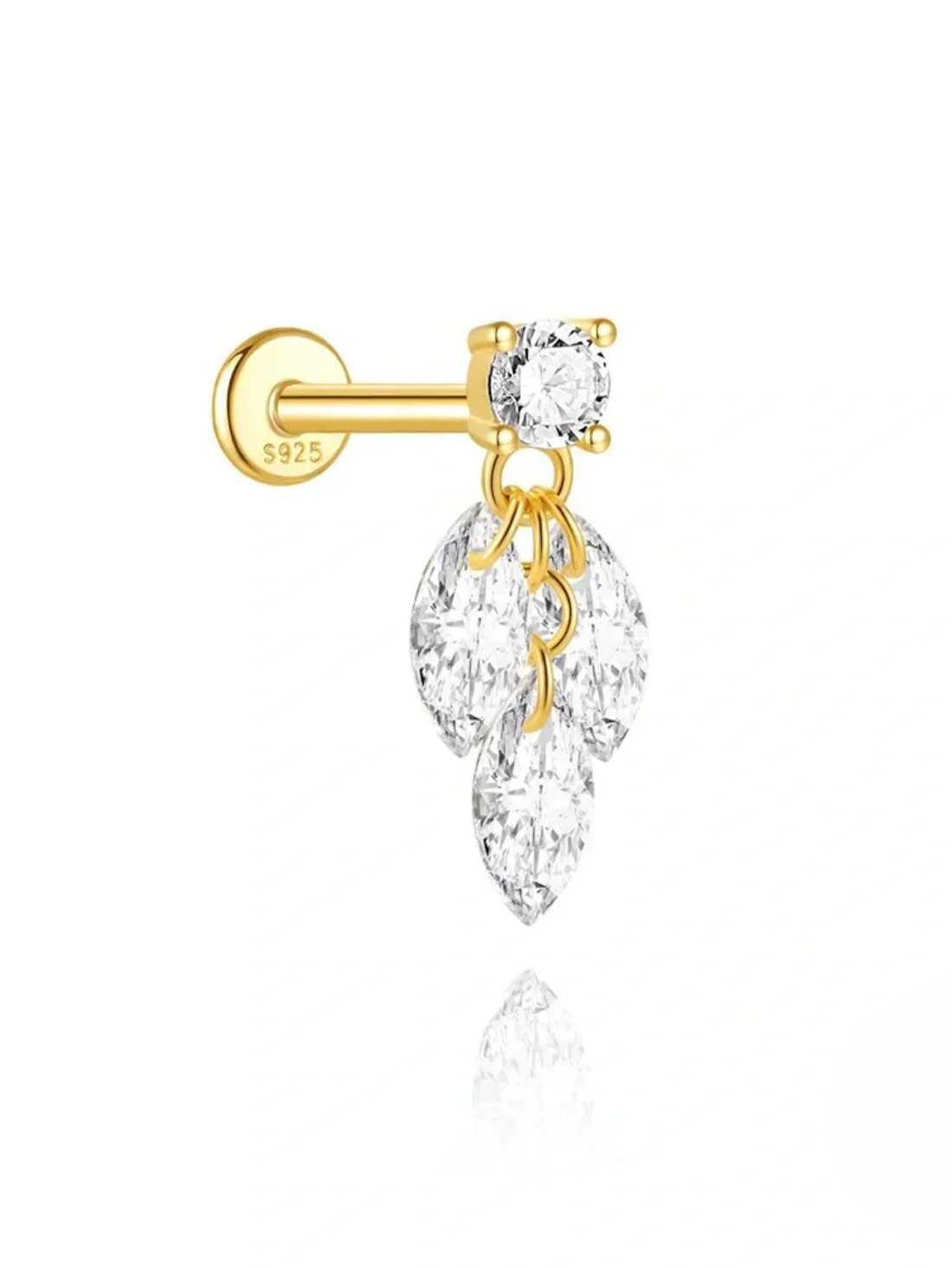 Irina – Gold earrings with a structured silhouette.