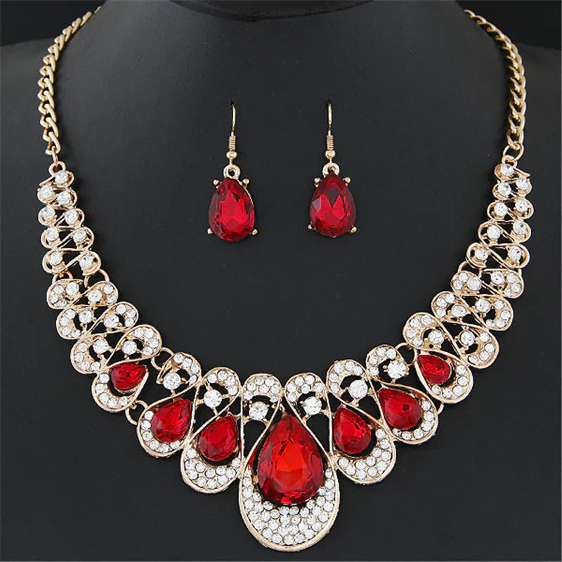 Marlena – A gold and ruby ​​necklace with a bold character.