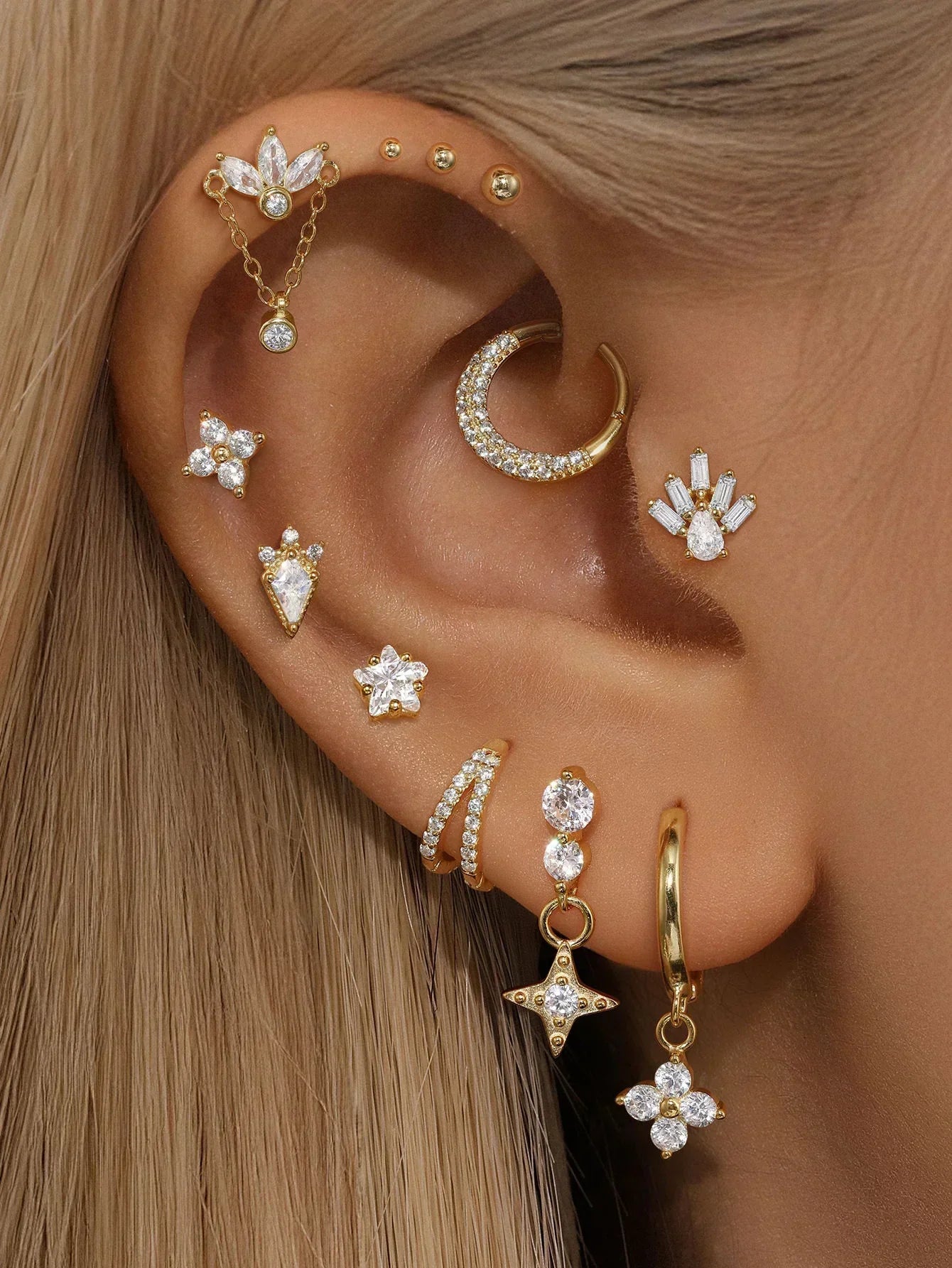 Helena – Gold earrings with an organic line.