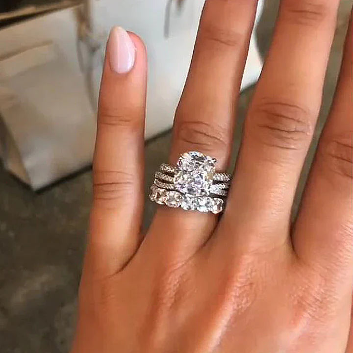 Iris – Diamond ring with oval stone.