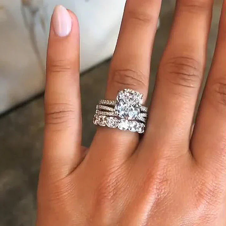 Iris – Diamond ring with oval stone.