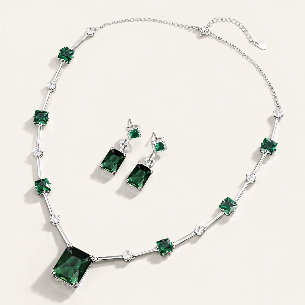 Alena – Emerald necklace with a transparent structure.