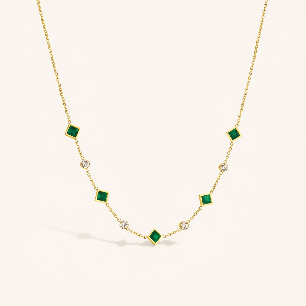 Alena – Gold necklace with a delicate emerald.