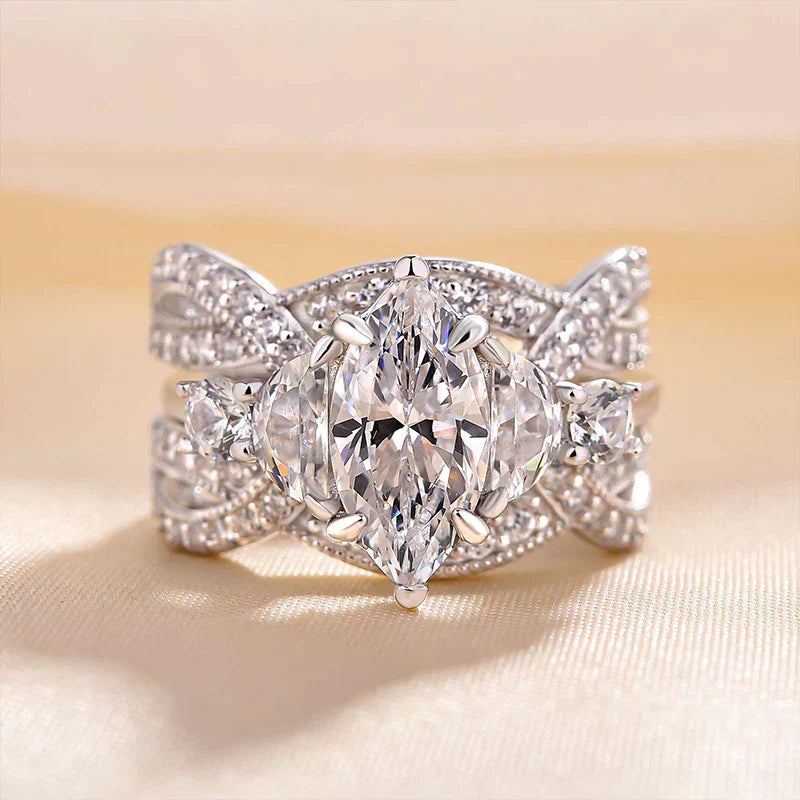 Emilie – Ring with a polished rectangular cut diamond.