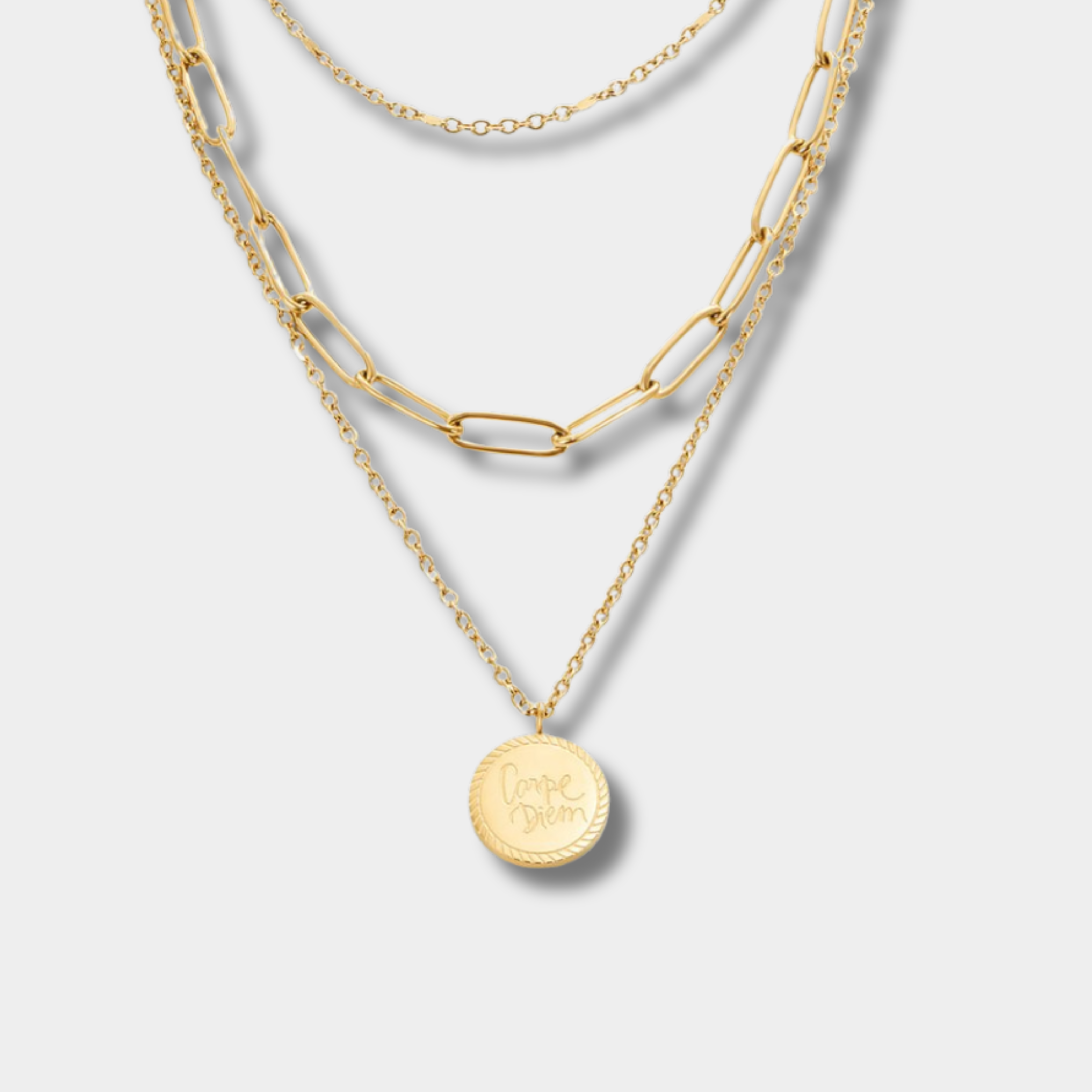 Lea – Una delicata collana multistrato in oro dalle linee eleganti.