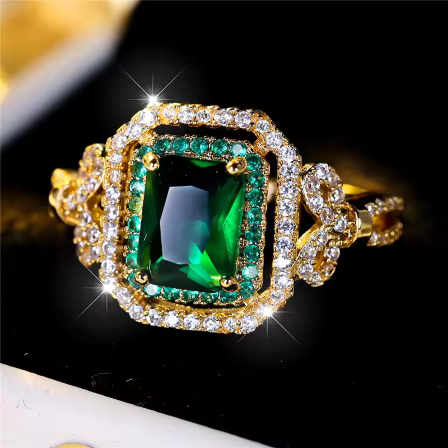Isabela – Gold-plated ring with central emerald.
