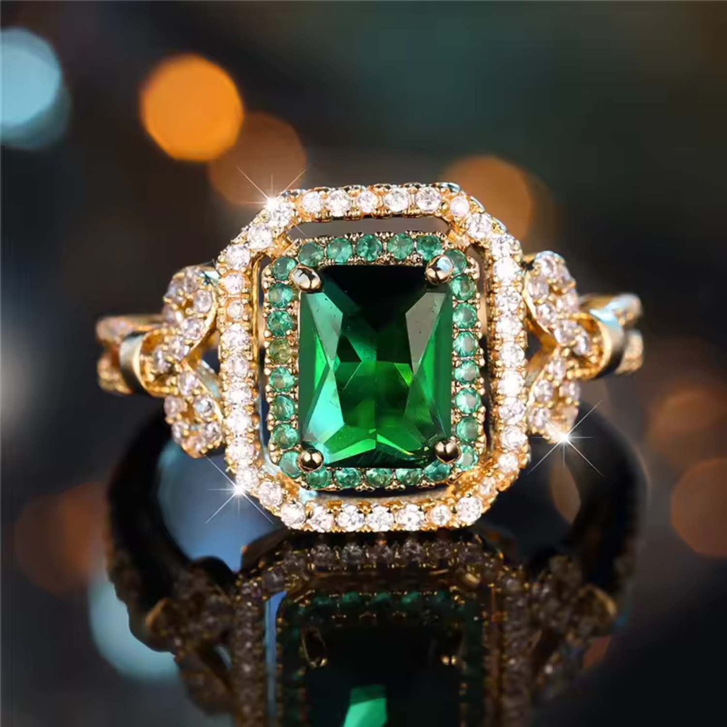 Isabela – Gold-plated ring with central emerald.