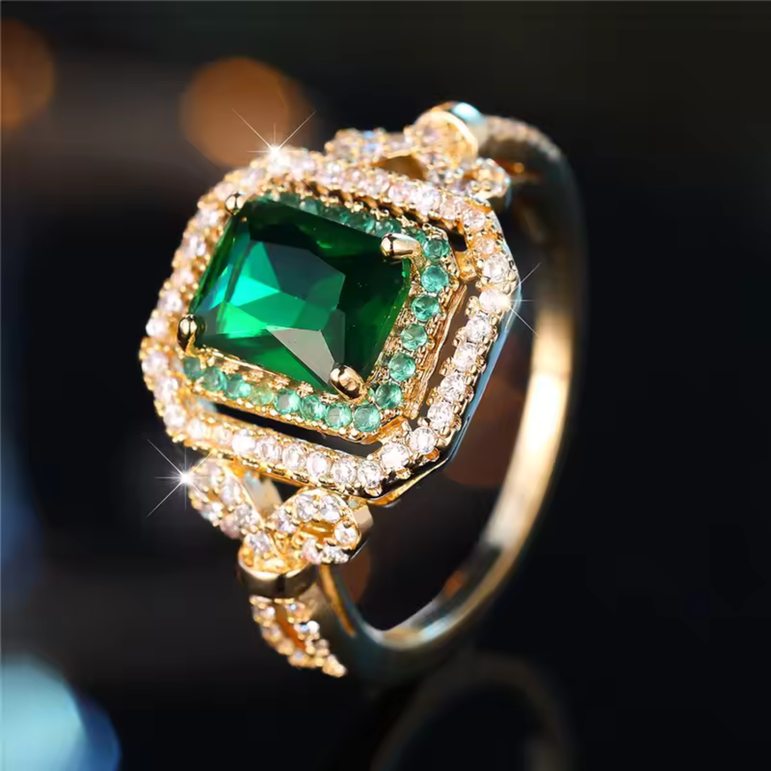 Isabela – Gold-plated ring with central emerald.