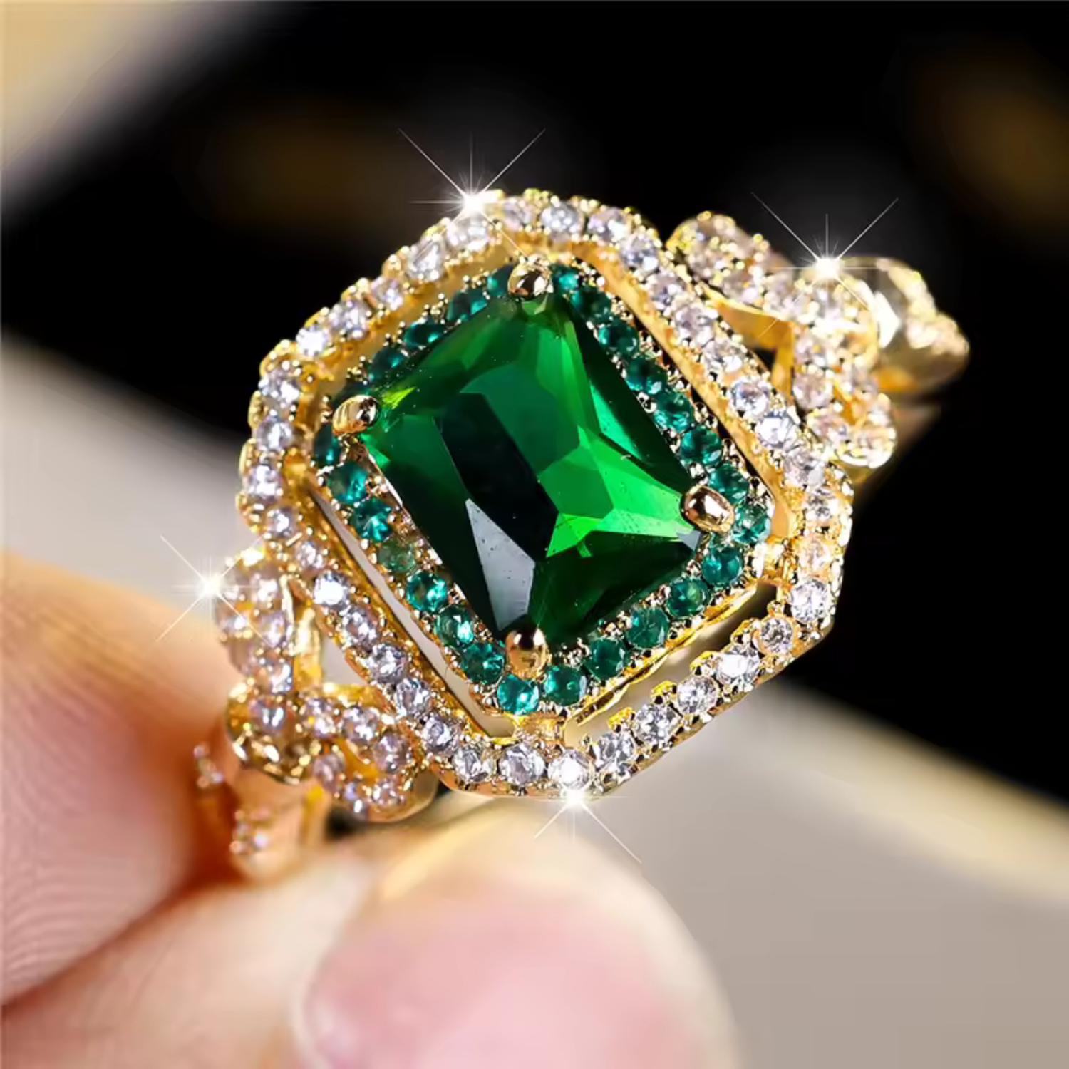 Isabela – Gold-plated ring with central emerald.