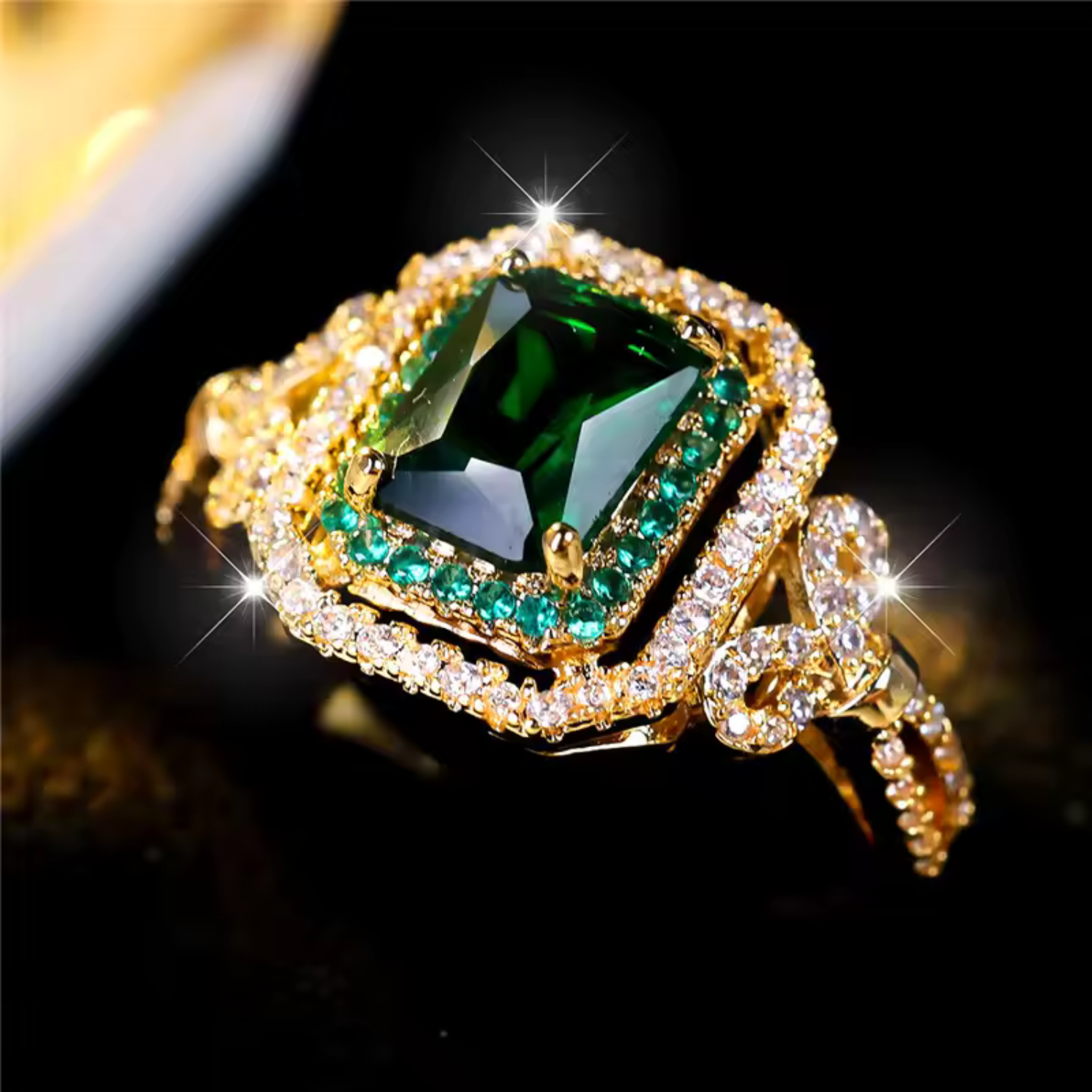 Isabela – Gold-plated ring with central emerald.