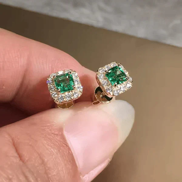 Luisa – Emerald earrings with gold finishes.