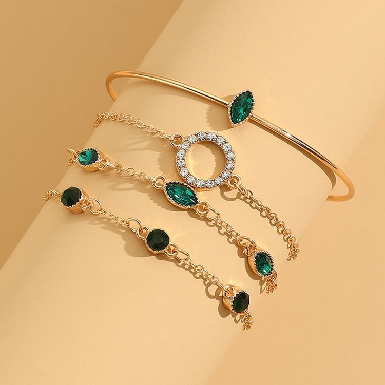 Marisa – Emerald bracelet with gold setting.
