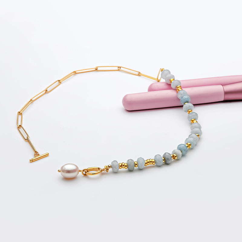 Zoé – Lunghi orecchini in oro con pendente di perla.