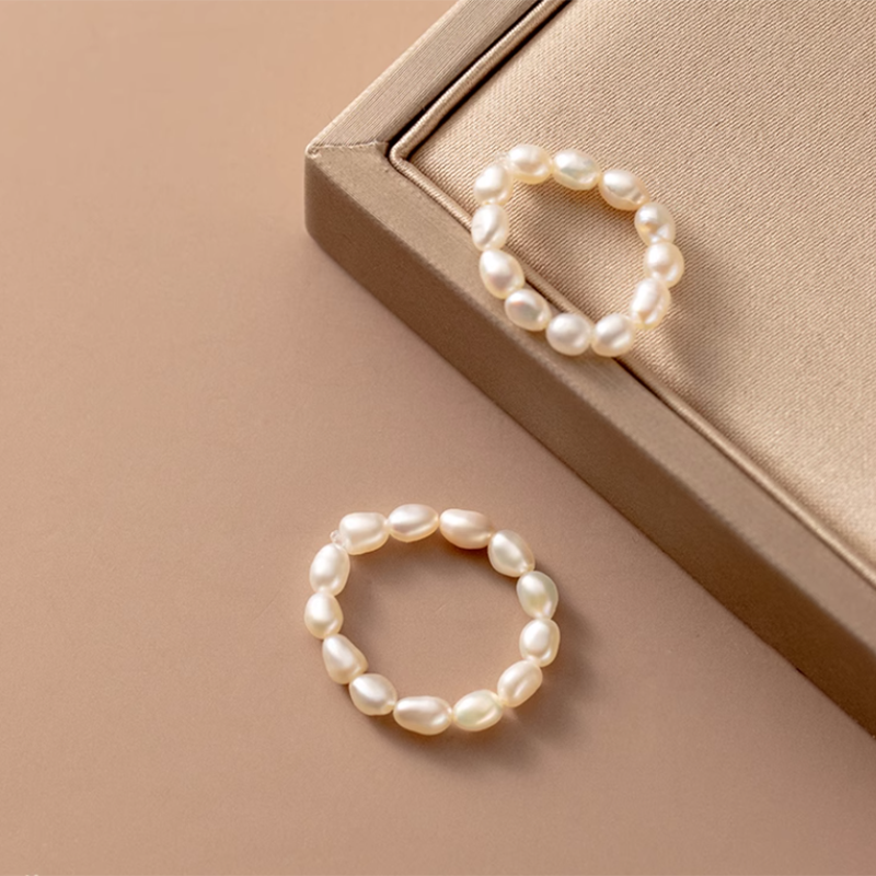 Friederika – Anello scultoreo in oro con dettaglio di perle.