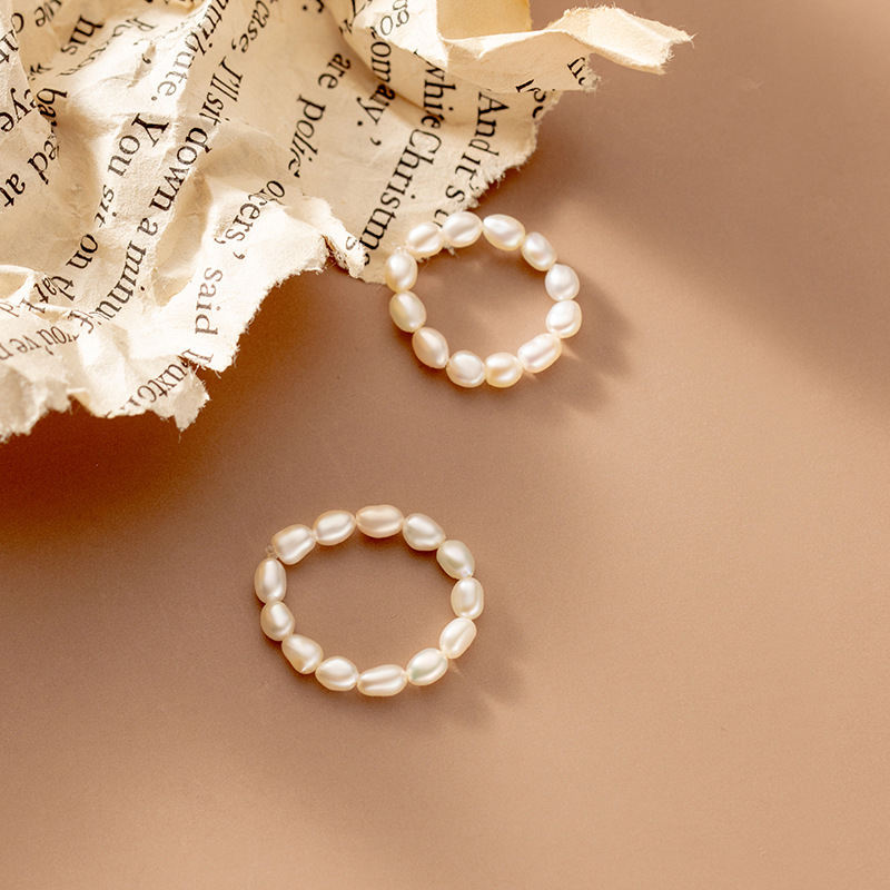 Friederika – Sculptural gold ring with pearl detail.