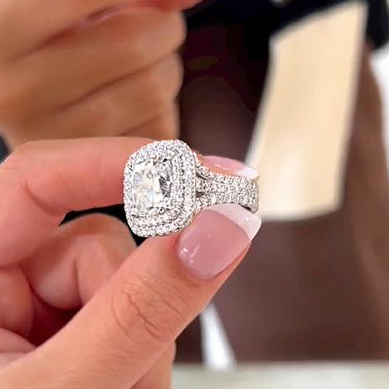 Frieda – Solitaire ring with round stone.