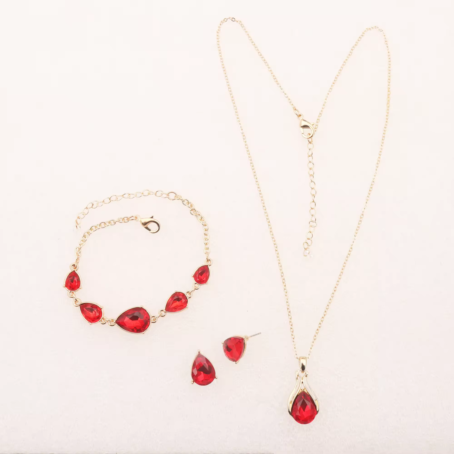 Selma – Ruby set with gold details.
