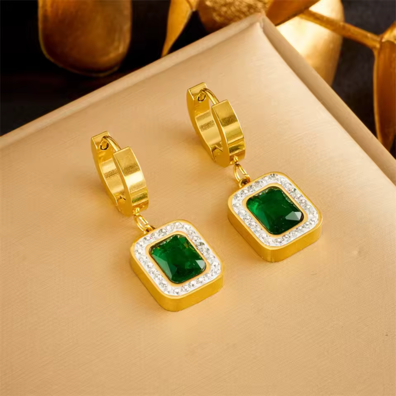 Amara – Jewel with emerald and pearl.