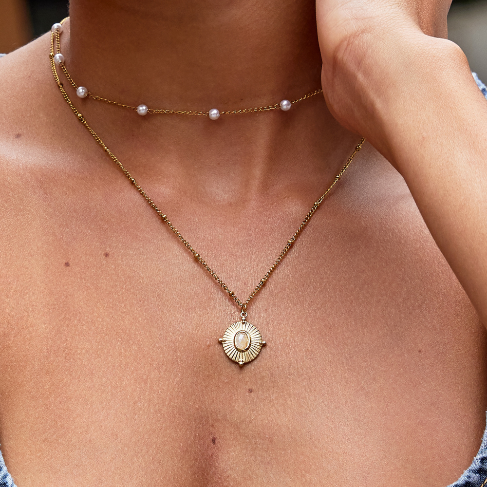 Annika – Delicata catena in oro con pendente quadrato.