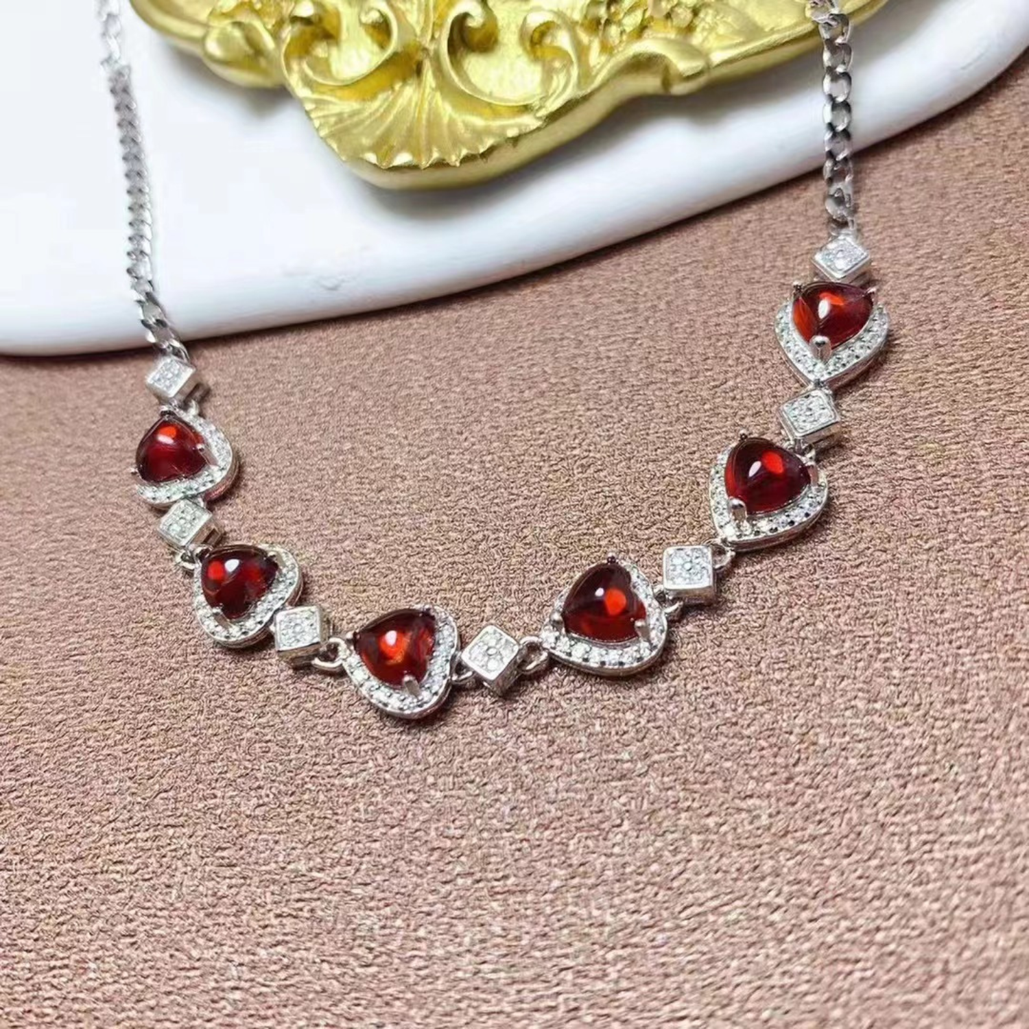 Monika – Ruby necklace with a delicate shade.