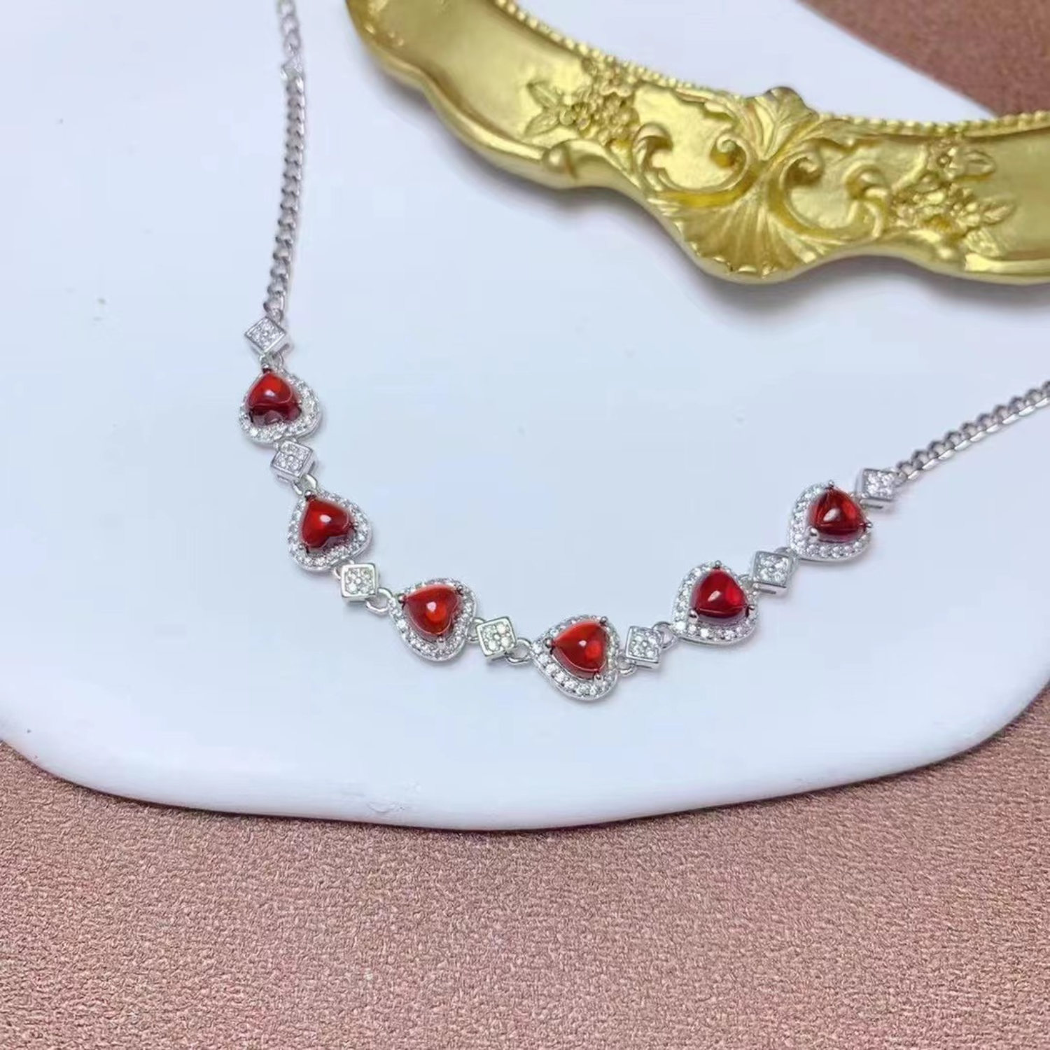 Monika – Ruby necklace with a delicate shade.