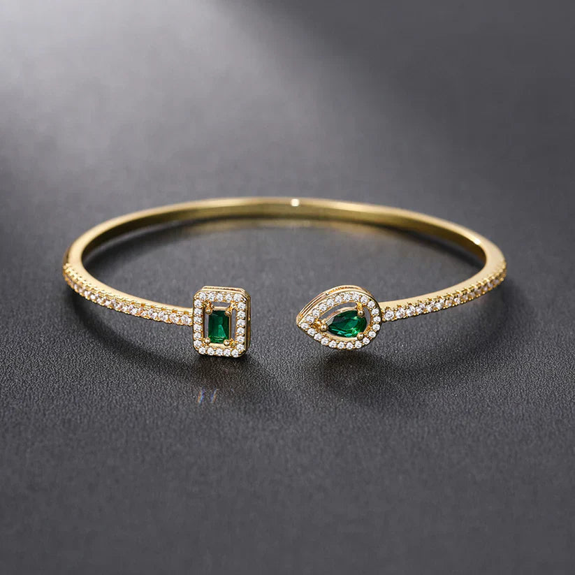 Klára – Open bracelet with emerald ends.