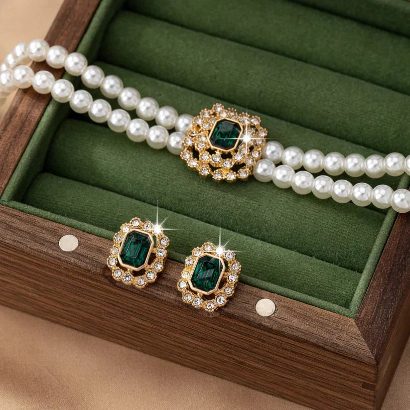 Elvira - Pearl necklace with emerald elements.