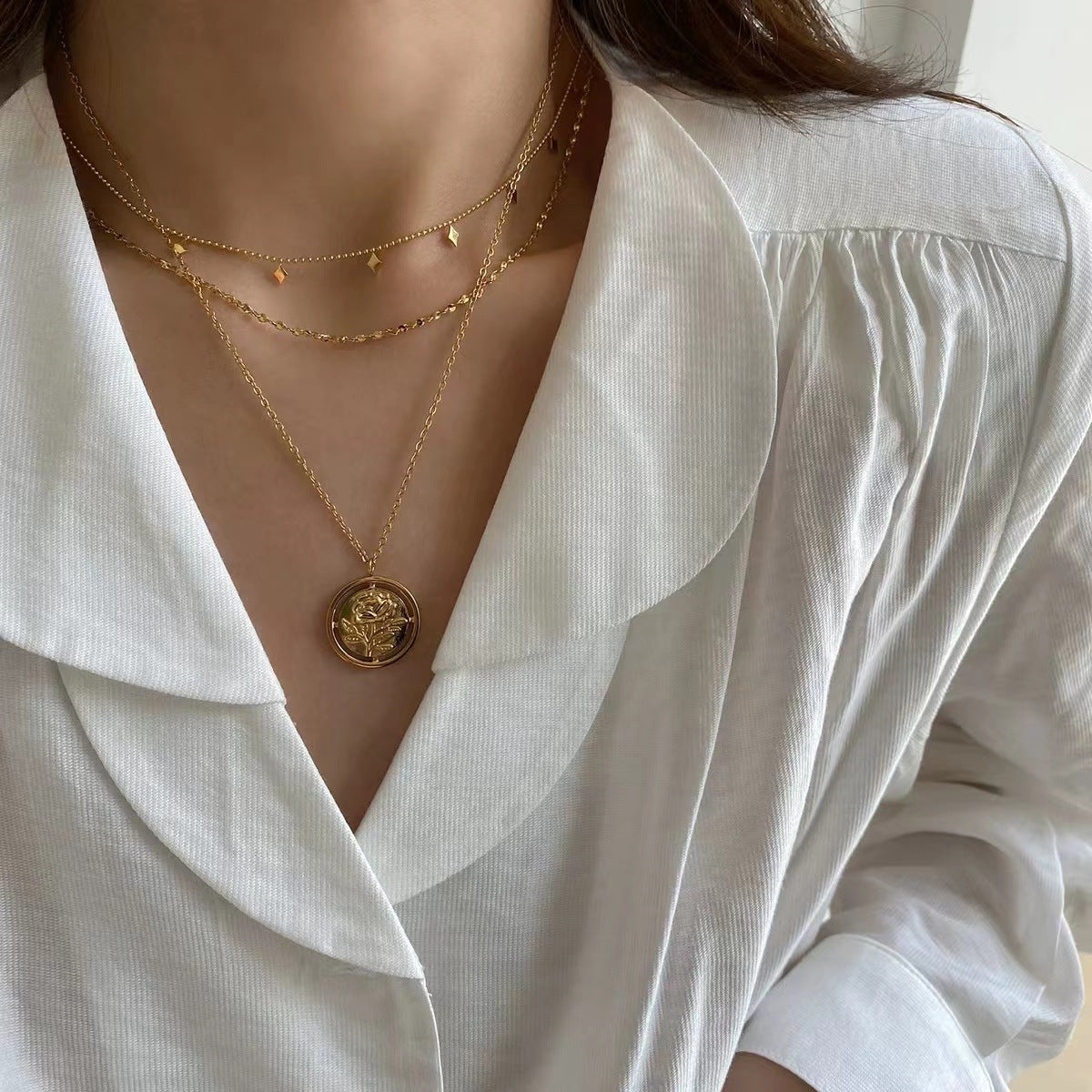 Helena – Collana discreta in oro con ciondolo geometrico.