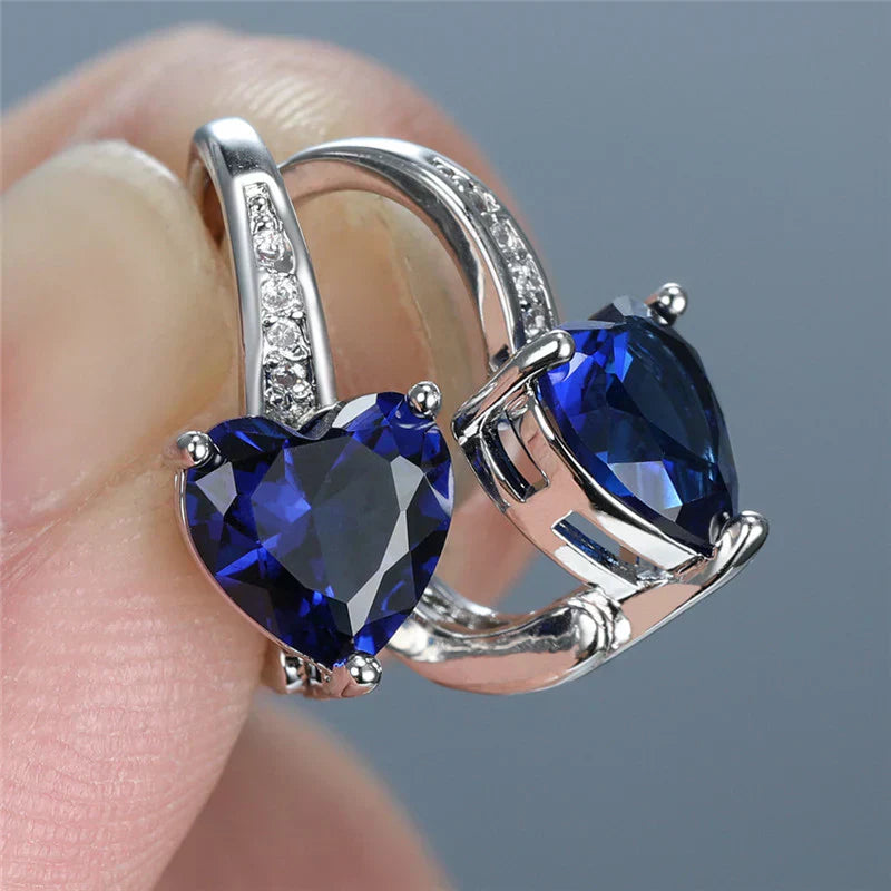 Isabela – Ring with central sapphire.
