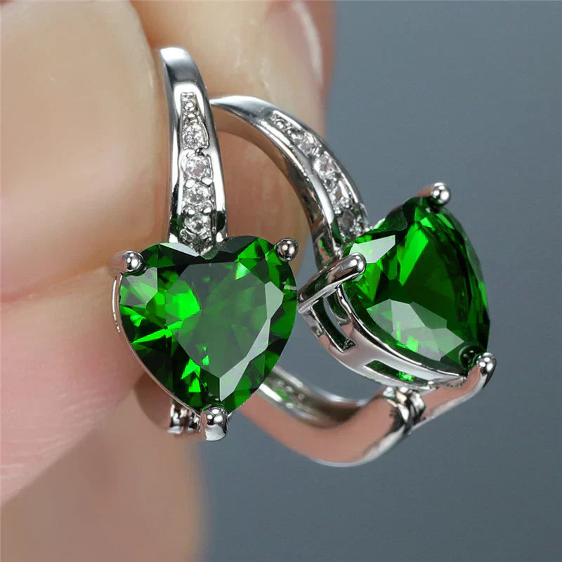 Johana – Ring with two emeralds in a silver setting.