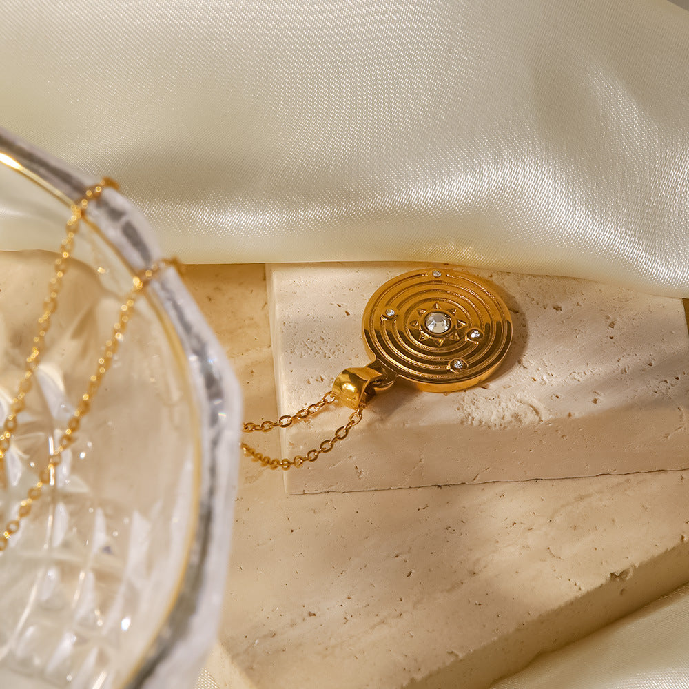 Alzbeta – Collana d’oro con piccoli ciondoli simbolici.