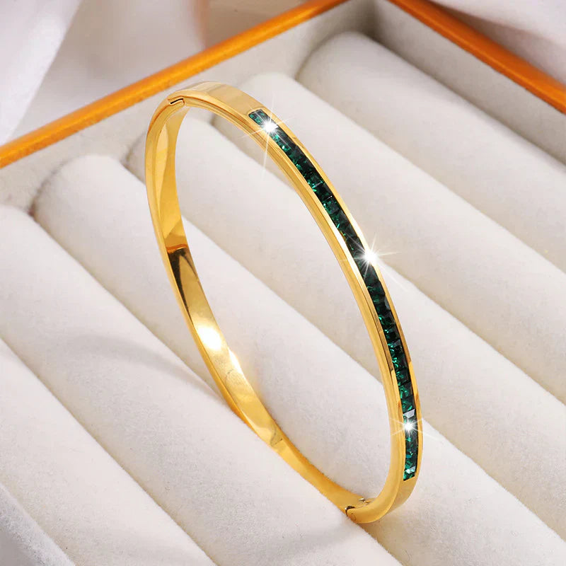 Leonora – Gold-plated bracelet with emeralds.