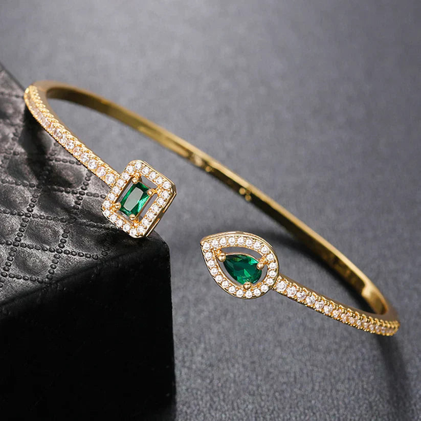 Klára – Open bracelet with emerald ends.