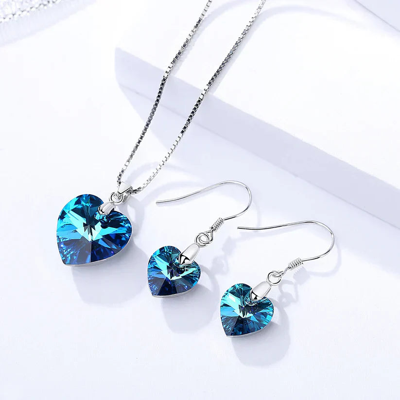 Elisa – Delicate earrings with sapphire accent.