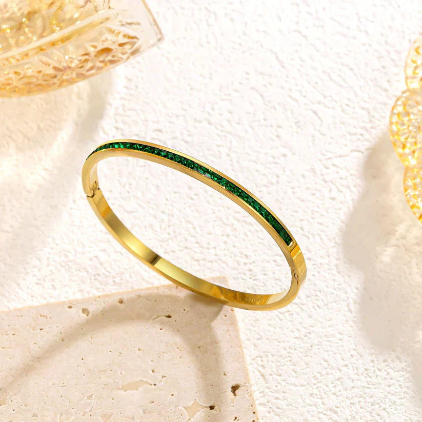 Leonora – Gold-plated bracelet with emeralds.