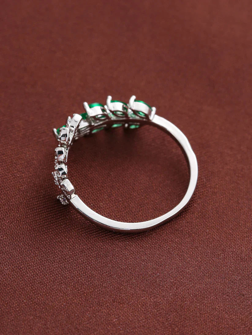 Veronika – Gold-plated ring with branched emerald motif.