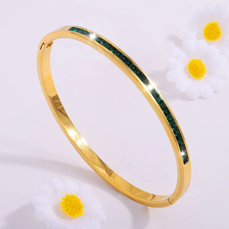 Leonora – Gold-plated bracelet with emeralds.
