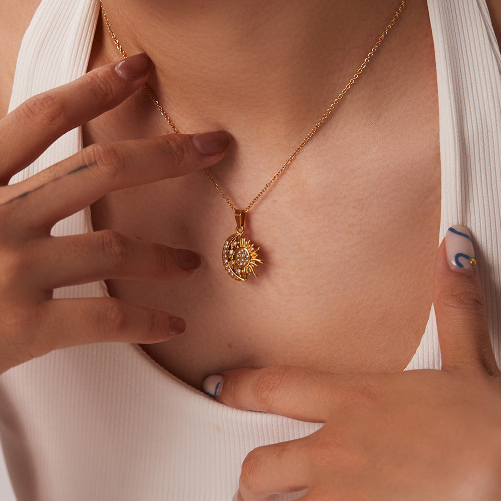 Alzbeta – Collana d’oro con piccoli ciondoli simbolici.