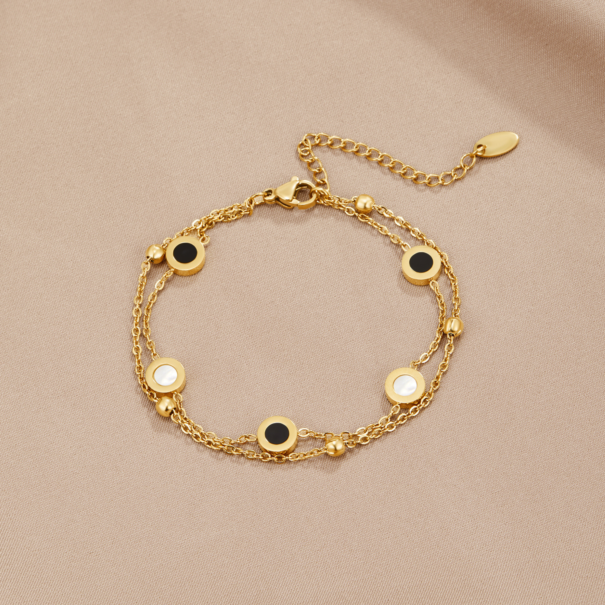 Carla – Delicate gold bracelet with contrasting round elements.
