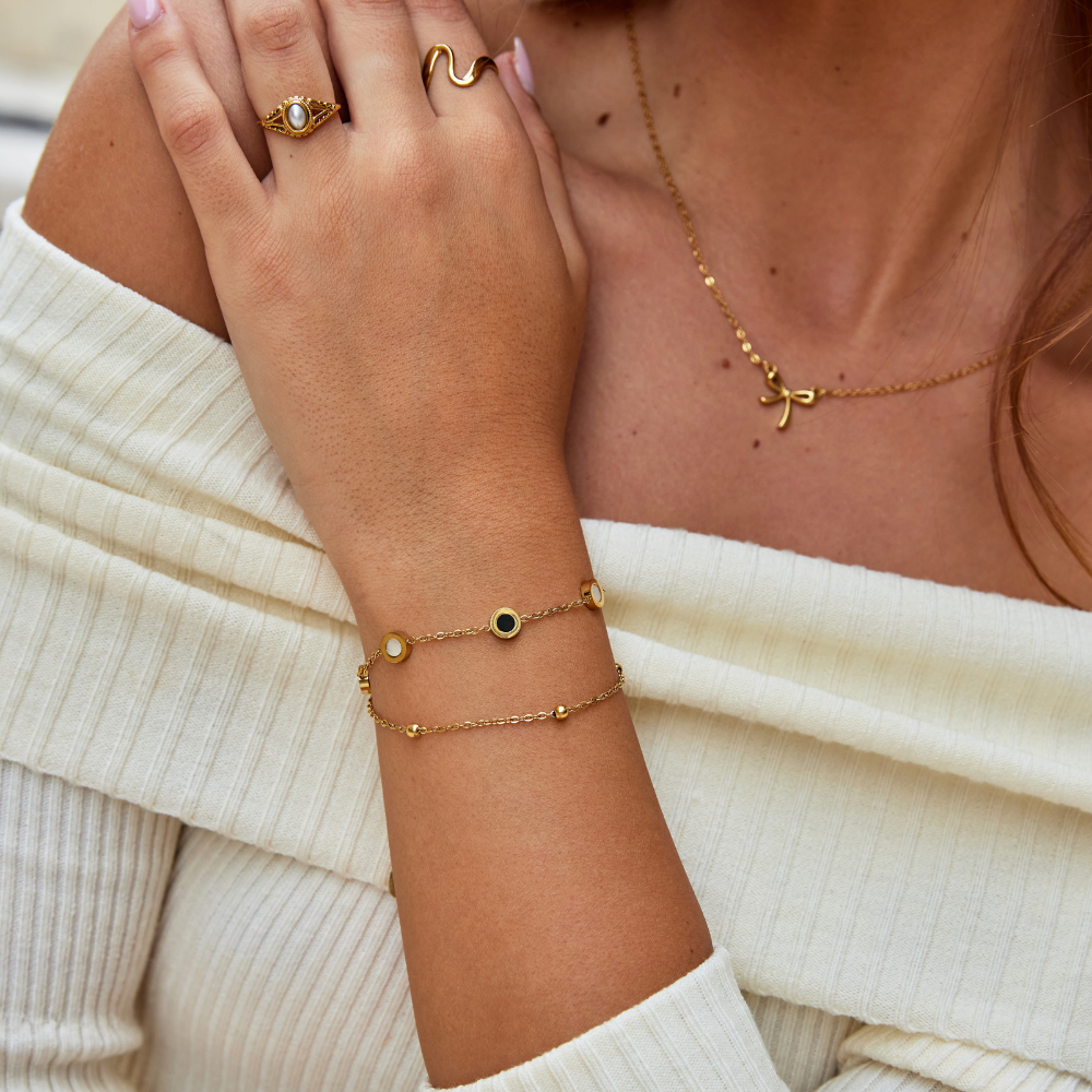Carla – Delicate gold bracelet with contrasting round elements.